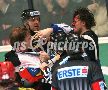 Eishockey Bundesliga. VSV gegen KAC. Rauferei.Johannes Kirisits (KAC), Gilbert K?hn (VSV). Villach, am 11.3.2007.
Foto: Kuess
---
pressefotos, pressefotografie, kuess, qs, qspictures, sport, bild, bilder, bilddatenbank