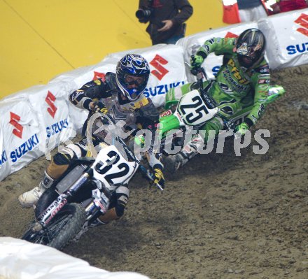 Super Cross Over  in der Olympia-Halle, Muenchen,  am 15.12.2006 
?qspictures/Martin Hangen
ImBild: Nr. 32, Nicolai M.Hansen vor 25, Juergen Wybo.
---
pressefotos, pressefotografie, kuess, qs, qspictures, sport, bild, bilder, bilddatenbank