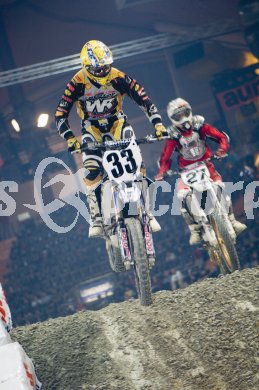 Super Cross Over  in der Olympia-Halle, Muenchen,  am 15.12.2006 . Dennis Ewing (USA) vor Ricky Renner (USA).
?qspictures/Martin Hangen
---
pressefotos, pressefotografie, kuess, qs, qspictures, sport, bild, bilder, bilddatenbank