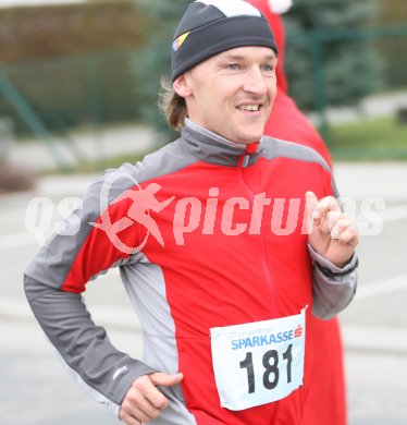 Klagenfurter Adventlauf. K?rntner Meisterschaft ?ber 10 Kilometer. Achim M?rtl. Klagenfurt, am 3.12.2006.
Foto: Kuess
---
pressefotos, pressefotografie, kuess, qs, qspictures, sport, bild, bilder, bilddatenbank