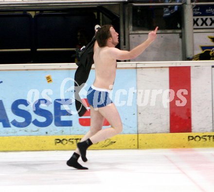 Eishockey Bundesliga. VSV gegen KAC. Flitzer nach dem Spiel. Villach, am 11.3.2007.
Foto: Kuess
---
pressefotos, pressefotografie, kuess, qs, qspictures, sport, bild, bilder, bilddatenbank