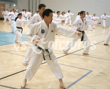 Tae Kwon Do. Jahresabschlusstraining unter der Leitung von Grossmeister Son Jong Ho. Klagenfurt, am 30.12.2006.
Foto: qspictures/Kuess
---
pressefotos, pressefotografie, kuess, qs, qspictures, sport, bild, bilder, bilddatenbank