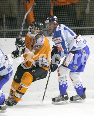 Eishockey Elite Liga. V?lkermarkt gegen Steindorf.  J?rgen Czerminger (V?lkermarkt), Andreas Kofler (Steindorf). V?lkermarkt, am 13.1.2007.
Foto: Kuess  
---
pressefotos, pressefotografie, kuess, qs, qspictures, sport, bild, bilder, bilddatenbank