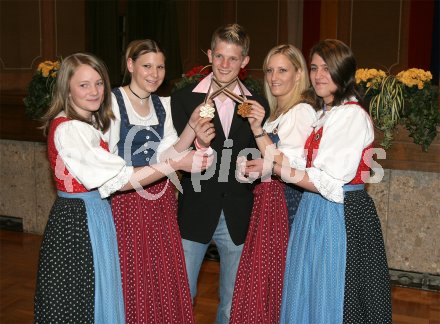 Schi, Ski, Nordisch, Schispringen, Thomas Morgenstern.Weltmeister im Mannschaftsspringen.Empfang in der Heimatgemeinde Seeboden. Thomas Morgenstern als Hahn im Korb. Seeboden, am 2.4.2005.
---
pressefotos, pressefotografie, kuess, qs, qspictures, sport, bild, bilder, bilddatenbank