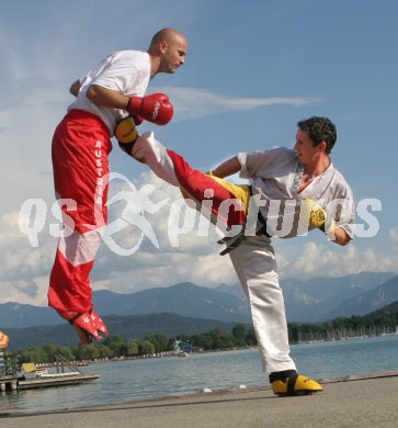 Kickboxen. Kampfsport. Bernhard Sussitz und Gerald Zimmermann beim Sparring am W?rther See. Klagenfurt, am 19.8.2005.
---
pressefotos, pressefotografie, kuess, qs, qspictures, sport, bild, bilder, bilddatenbank
