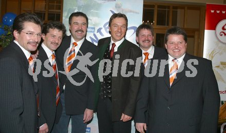 Schi Alpin. Eisschiessen. Ehrung K?rntner Sportler des Jahres 2005.  Olympiasieger Fritz Strobl mit den Siegern im Teambewerb RV Rottendorf. Klagenfurt, am 23.12.2005.
---
pressefotos, pressefotografie, kuess, qs, qspictures, sport, bild, bilder, bilddatenbank