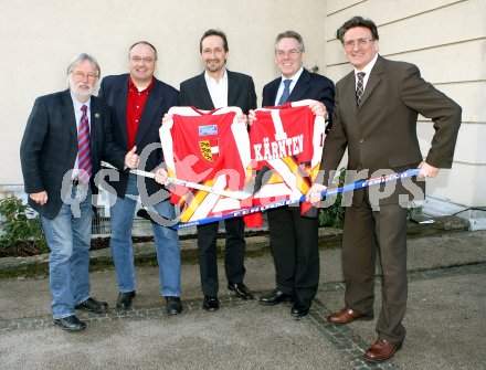 Pressekonferenz, Pr?sentation Eishockeyleistungszentrum.
G?nther Rebernig, Herbert P?ck, Wolfgang Schantl, Dieter Kalt, Wolfgang Ebner, .
Klagenfurt, 11. 1. 2007
Foto: Powerpixx/Kuess
---
pressefotos, pressefotografie, kuess, qs, qspictures, sport, bild, bilder, bilddatenbank