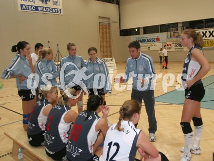 Volleyball Bundesliga Semifinale. Wildcats. Trainer Helmut Voggenberger besch?rt die Mannschaft.
---
pressefotos, pressefotografie, kuess, qs, qspictures, sport, bild, bilder, bilddatenbank