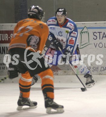 Eishockey Elite Liga. V?lkermarkt gegen Steindorf. Matthias Florian (V?lkermarkt), Christopher Frei (Steindorf). V?lkermarkt, am 13.1.2007.
Foto: Nadja Kuess  
---
pressefotos, pressefotografie, kuess, qs, qspictures, sport, bild, bilder, bilddatenbank