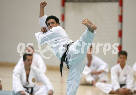 Tae Kwon Do. Jahresabschlusstraining unter der Leitung von Grossmeister Son Jong Ho. Klagenfurt, am 30.12.2006.
Foto: qspictures/Kuess
---
pressefotos, pressefotografie, kuess, qs, qspictures, sport, bild, bilder, bilddatenbank