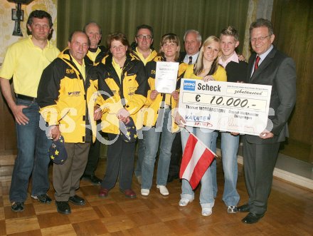 Schi, Ski, Nordisch, Schispringen, Thomas Morgenstern.Weltmeister im Mannschaftsspringen.Empfang in der Heimatgemeinde Seeboden. Schiverbandsvizepr?sident Anton Leikam, LHStv. Peter Ambrozy, der einen Check ?ber Euro 10.000,-- ?berreichte, Thomas Morgenstern mitFreundin Kristina, Eltern und Mitgliedern des Fanclubs. Seeboden, am 2.4.2005.
---
pressefotos, pressefotografie, kuess, qs, qspictures, sport, bild, bilder, bilddatenbank