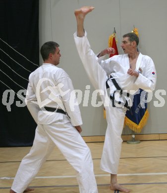 Tae Kwon Do. Jahresabschlusstraining unter der Leitung von Grossmeister Son Jong Ho. Klagenfurt, am 30.12.2006.
Foto: qspictures/Kuess
---
pressefotos, pressefotografie, kuess, qs, qspictures, sport, bild, bilder, bilddatenbank