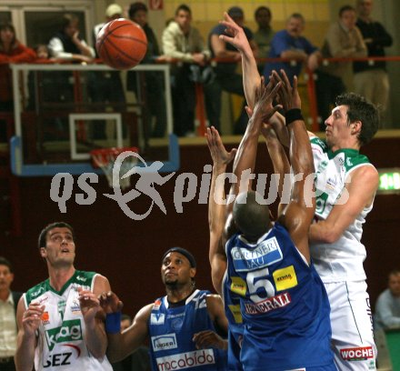 Basketball. W?rthersee Piraten gegen Gunners Oberwart. Selmir Husanovic, Srdan Helbich (Piraten). Klagenfurt, am 10.3.2007.
Foto: Kuess
---
pressefotos, pressefotografie, kuess, qs, qspictures, sport, bild, bilder, bilddatenbank