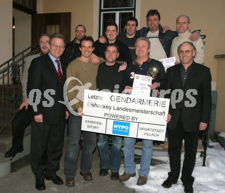 Die letzte Eishockeymeisterschaft der Gendarmerie fand heute in Villach Lind statt. LHStv. Dr. Peter Ambrozy gratulierte den Siegern, den Gendarmen des Bezirkes Villach-Land.Villach, am 2.3.2005.
---
pressefotos, pressefotografie, kuess, qs, qspictures, sport, bild, bilder, bilddatenbank