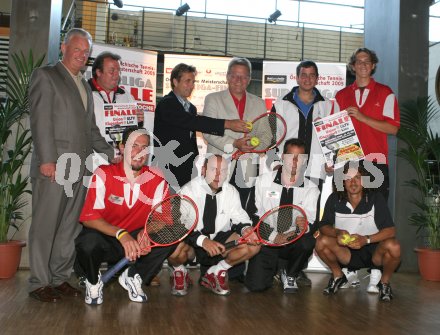 Pressekonferenz Tennis Superliga Finale: Vorne von links: Markus Polesnig, Marco Tkalec, Christian Polessnig, Rainer Eitzinger. Klagenfurt, am 5.9.2005. 
Hinten von links: Landesportdirektor Reinhard Tellian, Horst Skoff, Klaus Bidovec, LHStv. Peter Ambrozy, Klingspiegel Wolfram und Bj?rn Probst

---
pressefotos, pressefotografie, kuess, qs, qspictures, sport, bild, bilder, bilddatenbank