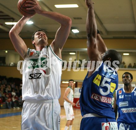 Basketball. W?rthersee Piraten gegen Gunners Oberwart. Srdan Helbich (Piraten), Jason Johnson (Oberwart). Klagenfurt, am 10.3.2007.
Foto: Kuess
---
pressefotos, pressefotografie, kuess, qs, qspictures, sport, bild, bilder, bilddatenbank