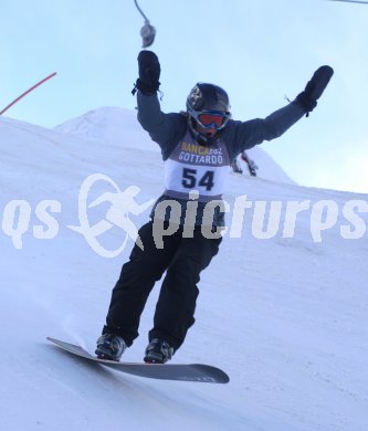 Alpe Adria Jugendwinterspiele im Tessin (Schweiz). Hanno Douschan, Sieger im Boardercross beim Zieleinlauf.
---
pressefotos, pressefotografie, kuess, qs, qspictures, sport, bild, bilder, bilddatenbank