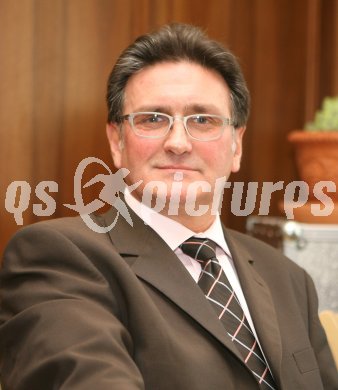 Pressekonferenz Eishockey Leistungszentrum. Wolfgang Ebner (Praesident Kaerntner Eishockeyverband). Klagenfurt, am 11.1.2007.
Foto: Powerpixx/Kuess
---
pressefotos, pressefotografie, kuess, qs, qspictures, sport, bild, bilder, bilddatenbank