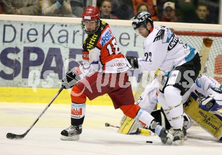 Eishockey Bundesliga. KAC gegen EHC Liwest Black Wings Linz. Thomas Hundertpfund (KAC), Manfred Unterweger (Linz). Klagenfurt, am 26.1.2007.
Foto: Kuess
---
pressefotos, pressefotografie, kuess, qs, qspictures, sport, bild, bilder, bilddatenbank
