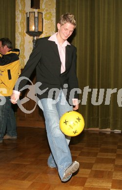 Schi, Ski, Nordisch, Schispringen, Thomas Morgenstern.Weltmeister im Mannschaftsspringen.Empfang in der Heimatgemeinde Seeboden.  Thomas Morgenstern beweis seine fussbalerischen F?higkeiten. Seeboden, am 2.4.2005
---
pressefotos, pressefotografie, kuess, qs, qspictures, sport, bild, bilder, bilddatenbank