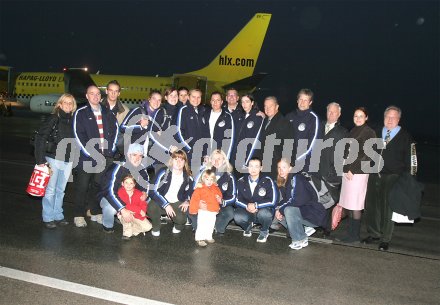 Stadtrat Dieter Jandl mit den Wildcats vor dem Abflug zum Europacupspiel nach Leverkusen. Klagenfurt, Flughafen, am 30.11.2004.
---
pressefotos, pressefotografie, kuess, qs, qspictures, sport, bild, bilder, bilddatenbank