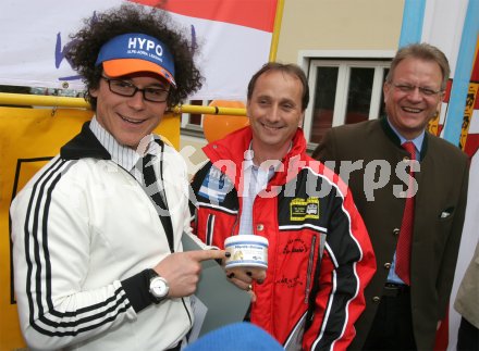 Schi Alpin, Weltcup. Empfang Rainer Sch?nfelder. Fanclubobmann Hermann Kulmesch ?berreicht Rainer Sch?nfelder eine Dose Pferde Balsam zur Bek?mpfung seiner R?ckenschmerzen. Bleiburg, am 19.3.2005.
---
pressefotos, pressefotografie, kuess, qs, qspictures, sport, bild, bilder, bilddatenbank