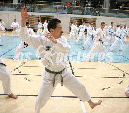 Tae Kwon Do. Jahresabschlusstraining unter der Leitung von Grossmeister Son Jong Ho. Klagenfurt, am 30.12.2006.
Foto: qspictures/Kuess
---
pressefotos, pressefotografie, kuess, qs, qspictures, sport, bild, bilder, bilddatenbank