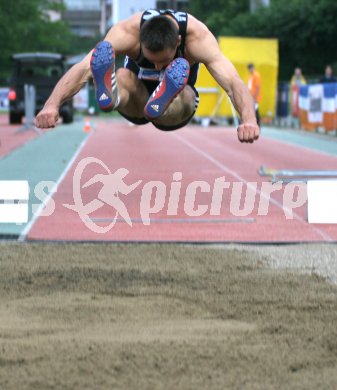 Wolfsberg, K?rnten, ?sterreich. 100 Minuten Zehnkampf in Wolfsberg. Weitsprung. Roman Sebrle (Tschechien). Wolfsberg, am 26.8.2005.
Foto: Kuess

---
pressefotos, pressefotografie, kuess, qs, qspictures, sport, bild, bilder, bilddatenbank