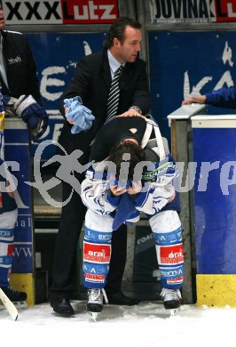 Eishockey Bundesliga. VSV gegen KAC. Rauferei. Gilbert K?hn (VSV). Villach, am 11.3.2007.
Foto: Kuess
---
pressefotos, pressefotografie, kuess, qs, qspictures, sport, bild, bilder, bilddatenbank