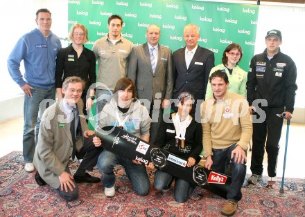 Pressekonferenz. Vertragsunterzeichnung Kelag - K?rnten Sport. Hinten von links: Elmar Lichtenegger, Kerstin Muschet, Harald Hudetz, Kelag Vorstandsdirektor DKfm. Hans-Joachim Jung, Landessportdirektor Reinhard Tellian, Carina Hasen?hrl, Christian Schatz. Vorne von links: Werner Pietsch (Kelag), Johann Stefaner, Pia Meschik, Bernhard Sussitz. Klagenfurt, am 26.2.2007.
Foto: Kuess
---
pressefotos, pressefotografie, kuess, qs, qspictures, sport, bild, bilder, bilddatenbank