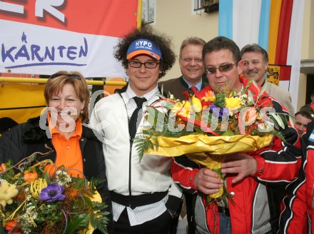 Schi Alpin, Weltcup. Empfang Rainer Sch?nfelder. Bleiburg, am 19.3.2005.Rainer Sch?nfelder mit Eltern, dahinter LHStv. Dr. Peter Ambrozy und Bgm. Stefan Visotschnig.
---
pressefotos, pressefotografie, kuess, qs, qspictures, sport, bild, bilder, bilddatenbank