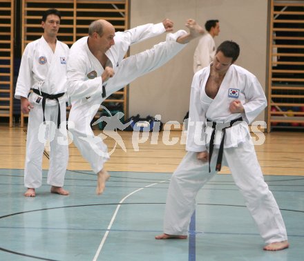 Tae Kwon Do. Jahresabschlusstraining unter der Leitung von Grossmeister Son Jong Ho. Klagenfurt, am 30.12.2006.
Foto: qspictures/Kuess
---
pressefotos, pressefotografie, kuess, qs, qspictures, sport, bild, bilder, bilddatenbank