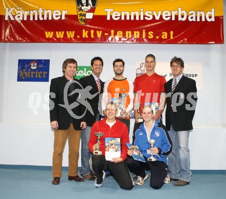 Tennis. K?rntner Hallenmeisterschaft. Gerald Hebein, Gernot Dreier, J?rgen G?ndera, Bertram Steinberger, Wolfgang Kaaden, Birgit Ritschka, Lisa Schoppitsch. Klagenfurt, am 4.1.2007.
Foto: Pewopixx/Kuess
---
pressefotos, pressefotografie, kuess, qs, qspictures, sport, bild, bilder, bilddatenbank