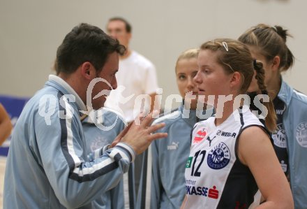 Volleyball Bundesliga Semifinale. Wildcats. Trainer Helmut Voggenberger und Sigris Sumper.
---
pressefotos, pressefotografie, kuess, qs, qspictures, sport, bild, bilder, bilddatenbank