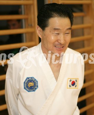 Tae Kwon Do. Jahresabschlusstraining unter der Leitung von Grossmeister Son Jong Ho. Son Jong Ho. Klagenfurt, am 30.12.2006.
Foto: qspictures/Kuess
---
pressefotos, pressefotografie, kuess, qs, qspictures, sport, bild, bilder, bilddatenbank