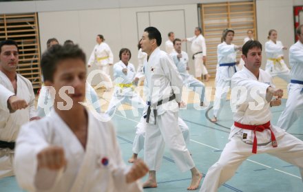 Tae Kwon Do. Jahresabschlusstraining unter der Leitung von Grossmeister Son Jong Ho. Klagenfurt, am 30.12.2006.
Foto: qspictures/Kuess
---
pressefotos, pressefotografie, kuess, qs, qspictures, sport, bild, bilder, bilddatenbank