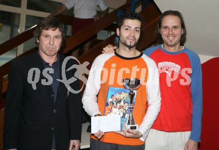 Tennis. K?rntner Hallenmeisterschaft. Gerald Hebein, K?rntner Meister J?rgen G?ndera (Strassburg), Trainer . Klagenfurt, am 4.1.2007.
Foto: Pewopixx/Kuess
---
pressefotos, pressefotografie, kuess, qs, qspictures, sport, bild, bilder, bilddatenbank