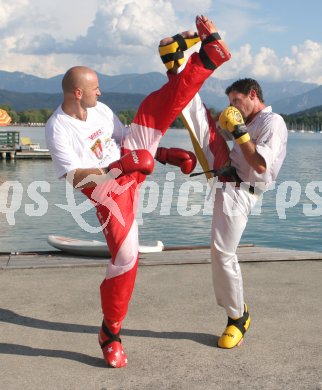 Kickboxen. Kampfsport. Bernhard Sussitz und Gerald Zimmermann beim Sparring am W?rther See. Klagenfurt, am 19.8.2005.
---
pressefotos, pressefotografie, kuess, qs, qspictures, sport, bild, bilder, bilddatenbank