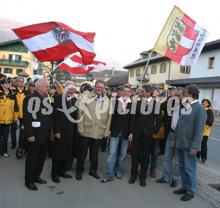 Schi, Ski, Nordisch, Schispringen, Thomas Morgenstern.Weltmeister im Mannschaftsspringen.Empfang in der Heimatgemeinde Seeboden. Von links: Schiverbandsvizepr?sident Anton Leikam, LHStv. Peter Ambrozy, Thomas Morgenstern, Landeshauptmann J?rg Haider, Uwe Scheuch mit Mitgliedern des Fanclubs. Seeboden, am 2.4.2005.
---
pressefotos, pressefotografie, kuess, qs, qspictures, sport, bild, bilder, bilddatenbank