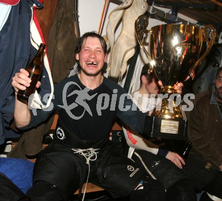 Eishockey Elite Liga. Tarco W?lfe Meister 2004/05. Cece Zechner mit dem Siegespokal. Klagenfurt, am 23.3.2005.
---
pressefotos, pressefotografie, kuess, qs, qspictures, sport, bild, bilder, bilddatenbank