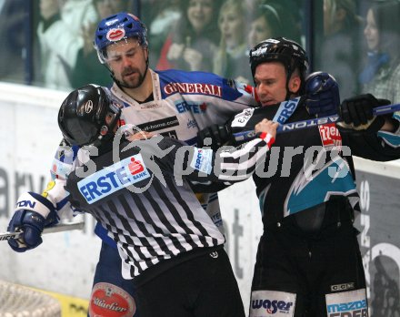 Eishockey Bundesliga. VSV gegen EHC Liwest Linz. Rauferei.  Darell Scoville (VSV), Kent Salfi (Linz). Villach, am 15.3.2007.
Foto: Kuess
---
pressefotos, pressefotografie, kuess, qs, qspictures, sport, bild, bilder, bilddatenbank