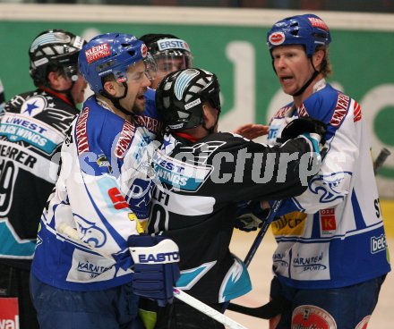 Eishockey Bundesliga. VSV gegen EHC Liwest Linz. Rauferei. Mike Stewart, Darell Scoville (VSV), Kent Salfi (Linz). Villach, am 15.3.2007.
Foto: Kuess
---
pressefotos, pressefotografie, kuess, qs, qspictures, sport, bild, bilder, bilddatenbank