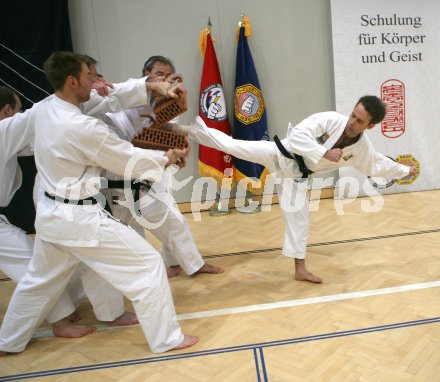 Tae Kwon Do. Jahresabschlusstraining unter der Leitung von Grossmeister Son Jong Ho. Klagenfurt, am 30.12.2006.
Foto: qspictures/Kuess
---
pressefotos, pressefotografie, kuess, qs, qspictures, sport, bild, bilder, bilddatenbank