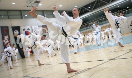 Tae Kwon Do. Jahresabschlusstraining unter der Leitung von Grossmeister Son Jong Ho. Klagenfurt, am 30.12.2006.
Foto: qspictures/Kuess
---
pressefotos, pressefotografie, kuess, qs, qspictures, sport, bild, bilder, bilddatenbank