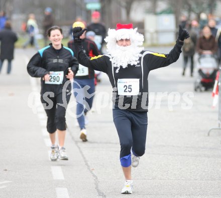 Klagenfurter Adventlauf. K?rntner Meisterschaft ?ber 10 Kilometer. Der Weihnachtsmann. Klagenfurt, am 3.12.2006.
Foto: Kuess
---
pressefotos, pressefotografie, kuess, qs, qspictures, sport, bild, bilder, bilddatenbank