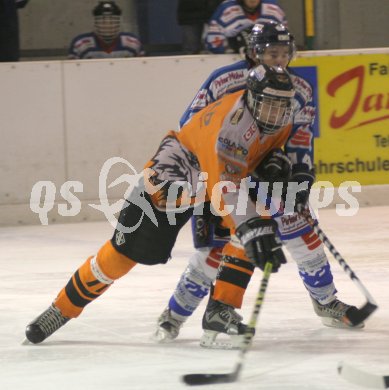 Eishockey Elite Liga. V?lkermarkt gegen Steindorf. Christofer Petritsch (V?lkermarkt), Alessandro Ranftl (Steindorf). V?lkermarkt, am 13.1.2007.
Foto: Kuess  
---
pressefotos, pressefotografie, kuess, qs, qspictures, sport, bild, bilder, bilddatenbank