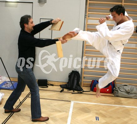 Tae Kwon Do. Jahresabschlusstraining unter der Leitung von Grossmeister Son Jong Ho. Bruchtest mit Sportlandesrat Wolfgang Schantl. Klagenfurt, am 30.12.2006.
Foto: qspictures/Kuess
---
pressefotos, pressefotografie, kuess, qs, qspictures, sport, bild, bilder, bilddatenbank