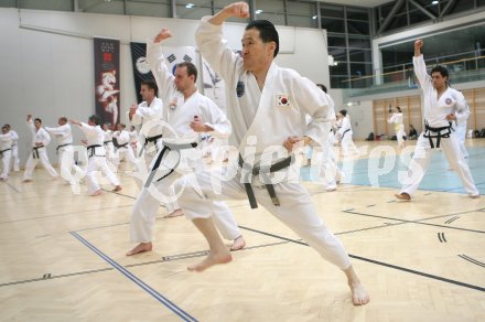 Tae Kwon Do. Jahresabschlusstraining unter der Leitung von Grossmeister Son Jong Ho. Klagenfurt, am 30.12.2006.
Foto: qspictures/Kuess
---
pressefotos, pressefotografie, kuess, qs, qspictures, sport, bild, bilder, bilddatenbank