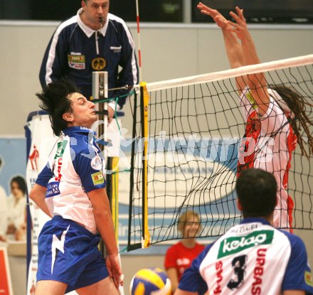 Volleyball. Cup Final Four. SK Posojilnica Aich/Dob gegen Hypo VBK Klagenfurt. Gressl Hubert (AICH), Fr?hbauer Simon (HYPO). Klagenfurt, 25.2.2007
Foto: Kuess
---
pressefotos, pressefotografie, kuess, qs, qspictures, sport, bild, bilder, bilddatenbank