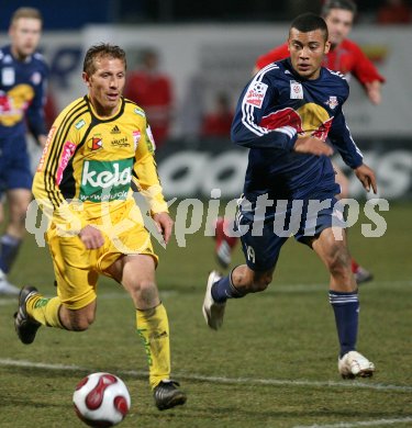 Fussball ?FB Cup. FC K?rnten gegen Red Bull Salzburg. Juan Carlos Zuleta (FCK), Johan Vonlanthen (Salzburg). Klagenfurt, am 13.3.2007.
Foto: Kuess 
---
pressefotos, pressefotografie, kuess, qs, qspictures, sport, bild, bilder, bilddatenbank